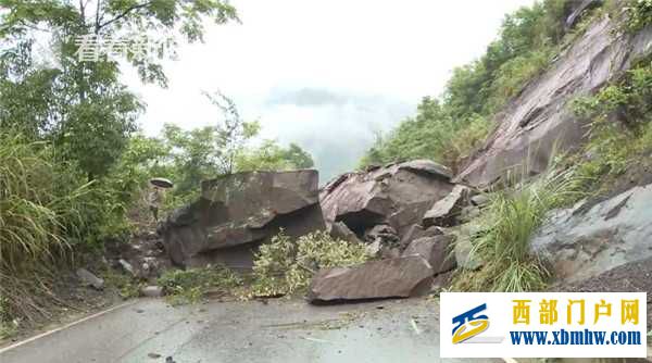 强降雨致重庆云阳一山体塌方(图1) 强降雨致重庆云阳一山体塌方(图1)