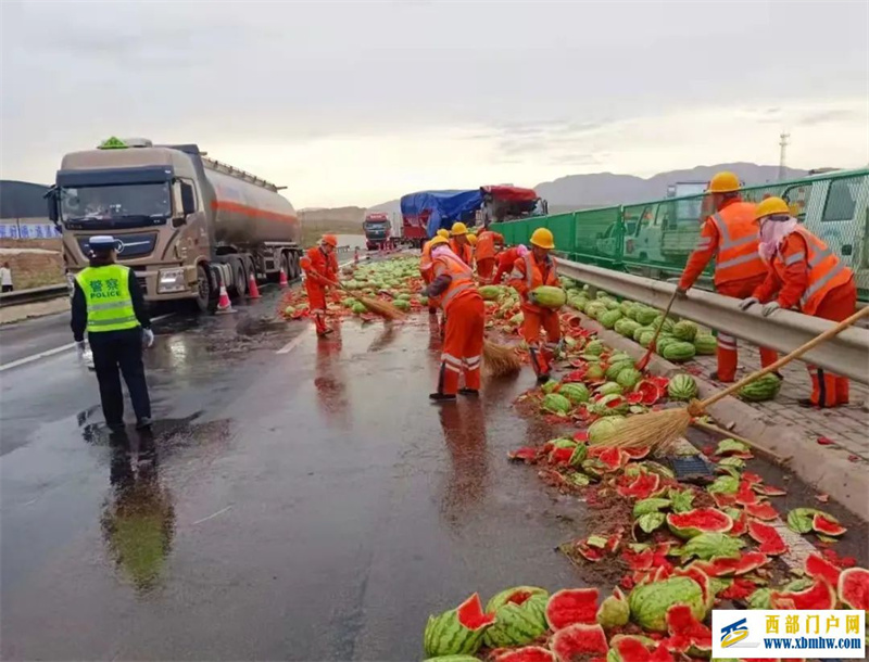 西瓜“翻车”阻断交通金昌公路人火速清理(图1) 西瓜“翻车”阻断交通金昌公路人火速清理(图1)