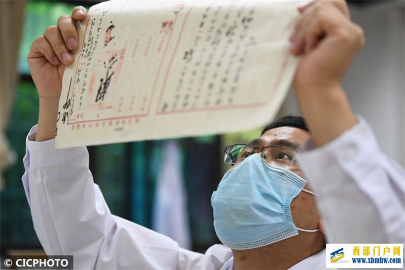 贵州贵阳:近距离感受档案文化(图1) 贵州贵阳:近距离感受档案文化(图1)