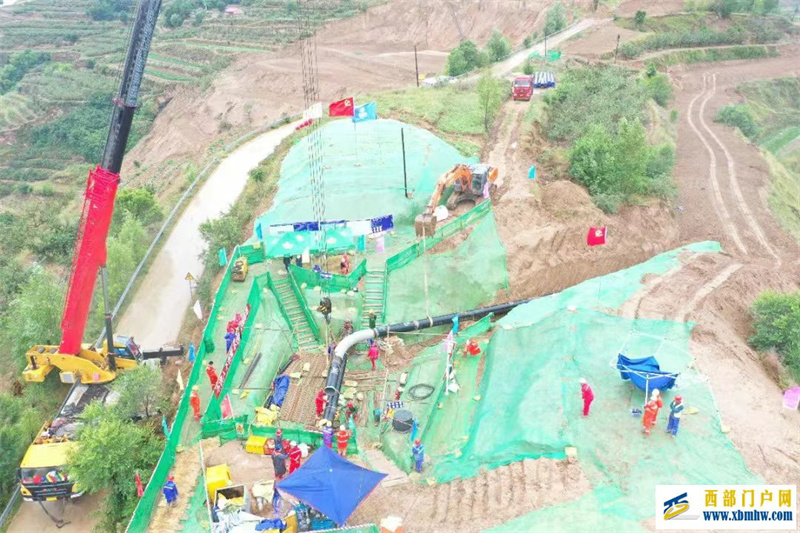 西南管道兰郑长滑坡治理工程改线特级动火作业完工(图2) 图为兰郑长管道改线施工现场。.jpg