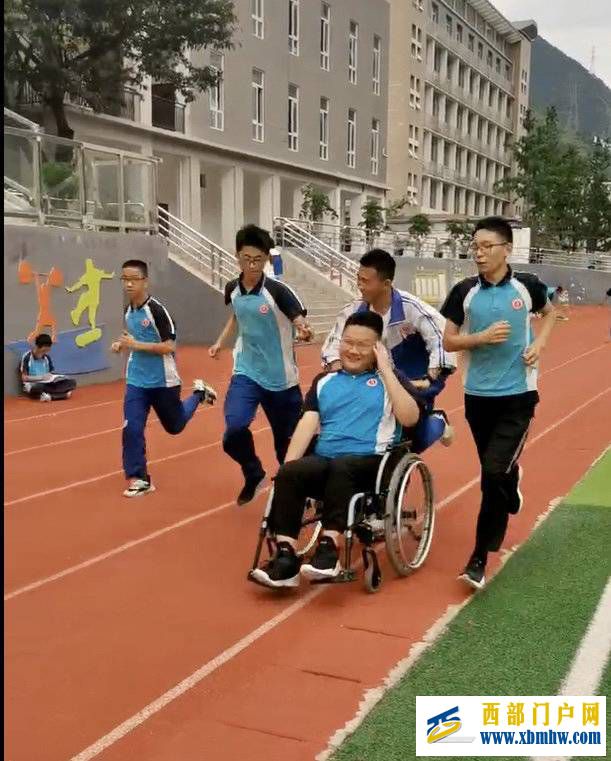 推着坐轮椅的同学跑1000米四川雅安19名学生将获得的万元正能量奖金捐给了学校(图1) 推着坐轮椅的同学跑1000米四川雅安19名学生将获得的万元正能量奖金捐给了学校(图1)
