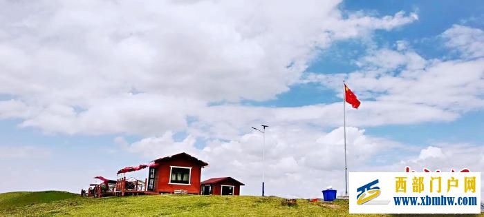 青海进入旅游“黄金季”民众“打卡”草原拍“壁纸”(图1) 青海进入旅游“黄金季”民众“打卡”草原拍“壁纸”(图1)