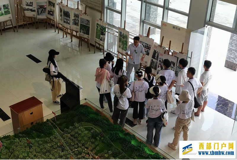 基地负责人谭叶枫为实践团成员介绍基地概况及核桃产业的基本情况 基地负责人谭叶枫为实践团成员介绍基地概况及核桃产业的基本情况