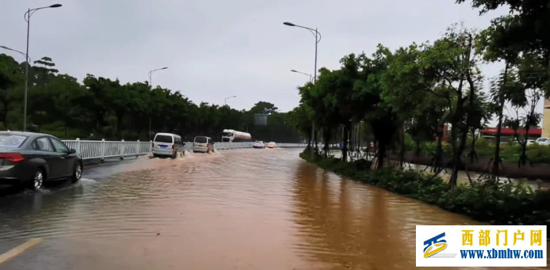 强降雨又来了!柳州多个路段积水,3条公交暂时停开(图1) 强降雨又来了!柳州多个路段积水,3条公交暂时停开(图1)