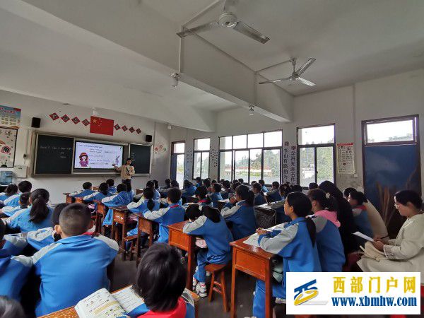 县教育局到刀坝镇中小学开展教学视导(图2) 听课_副本.jpg