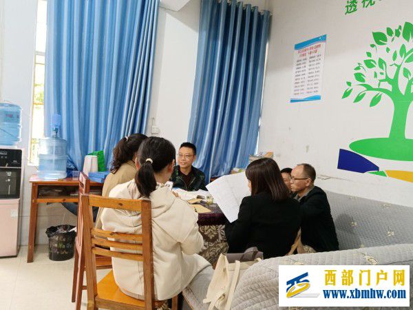 县教育局到刀坝镇中小学开展教学视导(图1) 查看资料_副本.jpg