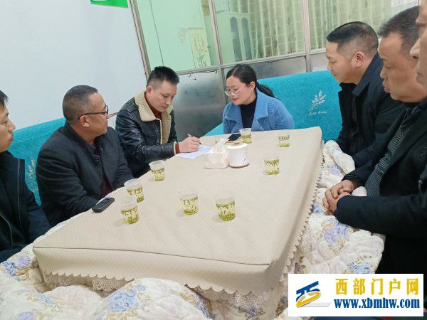 县教育局一行到刀坝小学督导检查开学工作(图1) 教育局一行到刀坝小学开展开学工作检查分工_副本.jpg