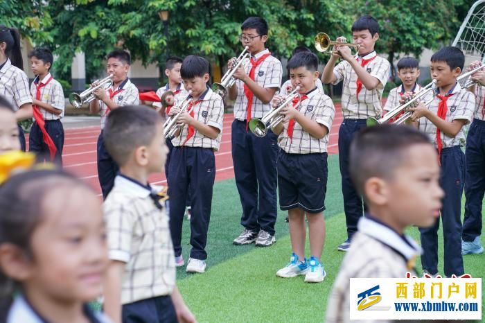 广西南宁:秋季学期启幕 师生欢迎新生入学(图4) 广西南宁:秋季学期启幕 师生欢迎新生入学(图4)