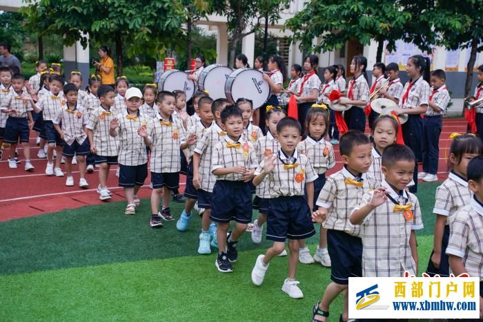 广西南宁:秋季学期启幕 师生欢迎新生入学(图3) 广西南宁:秋季学期启幕 师生欢迎新生入学(图3)
