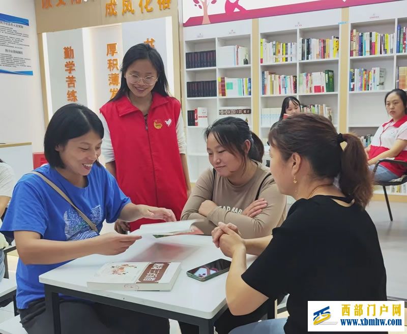 万山团区委组织志愿者到旺家社区开展“携手普通话,青春实践行”推普进社区活动(图1) 1.jpg