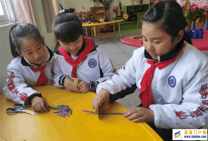 循环再利用 吸管巧变鲜花(图1) image.png