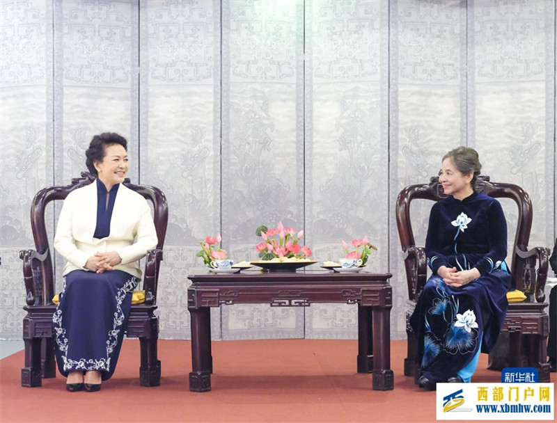 彭丽媛同越共中央总书记夫人吴氏敏参观越南妇女博物馆并茶叙(图1) 彭丽媛同越共中央总书记夫人吴氏敏参观越南妇女博物馆并茶叙(图1)