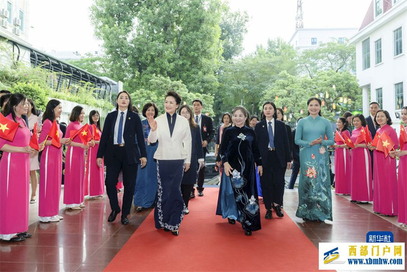 彭丽媛同越共中央总书记夫人吴氏敏参观越南妇女博物馆并茶叙(图2) 彭丽媛同越共中央总书记夫人吴氏敏参观越南妇女博物馆并茶叙(图2)