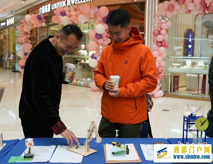 青海西宁:科技创新比赛 青少年观“AI”做手工“画”科学(图3) 青海西宁:科技创新比赛 青少年观“AI”做手工“画”科学(图3)