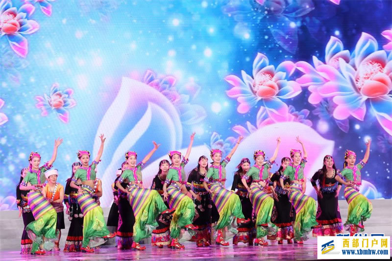 西藏林芝桃花节开幕:一起“桃”醉高原春天里(图3) 西藏林芝桃花节开幕:一起“桃”醉高原春天里(图3)