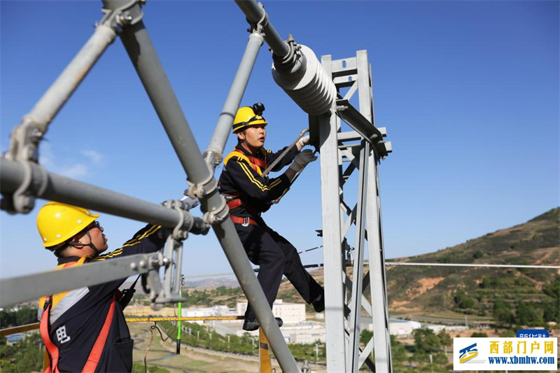 兰渝铁路甘肃段集中修加紧作业(图5) 兰渝铁路甘肃段集中修加紧作业(图5)