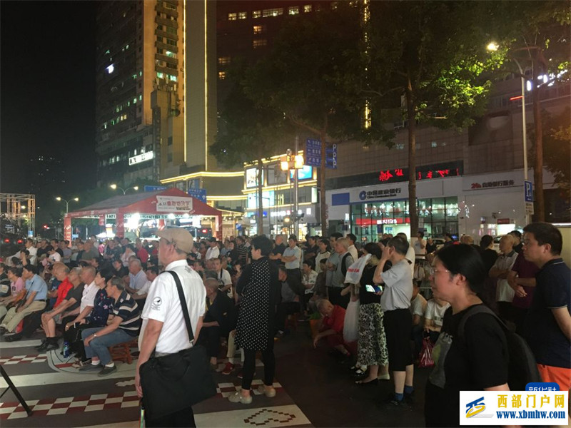 黄葛古树下摆起新“龙门阵”(图2) 黄葛古树下摆起新“龙门阵”(图2)