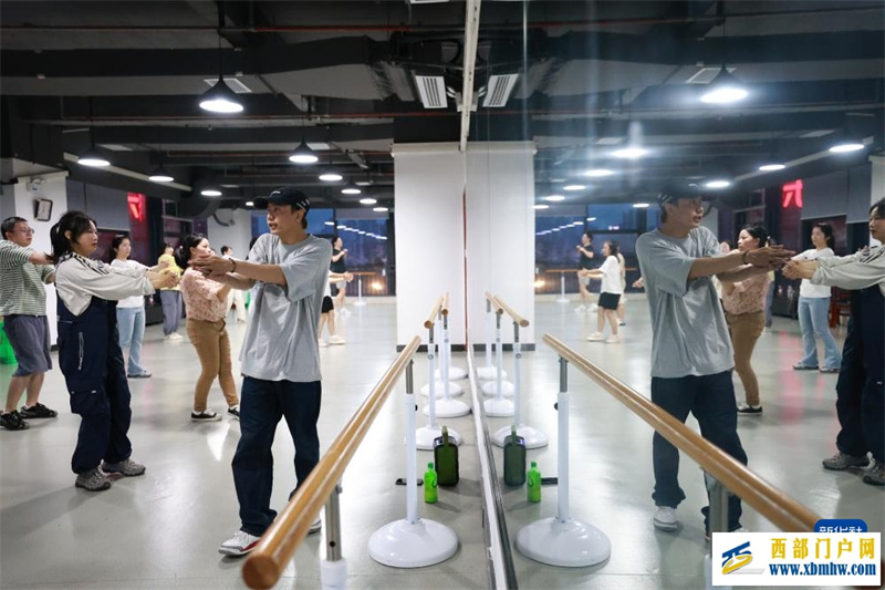 贵阳:“青年夜校”受欢迎(图2) 贵阳:“青年夜校”受欢迎(图2)