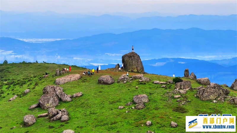 云南寻甸:高山草场引游人(图1) 云南寻甸:高山草场引游人(图1)