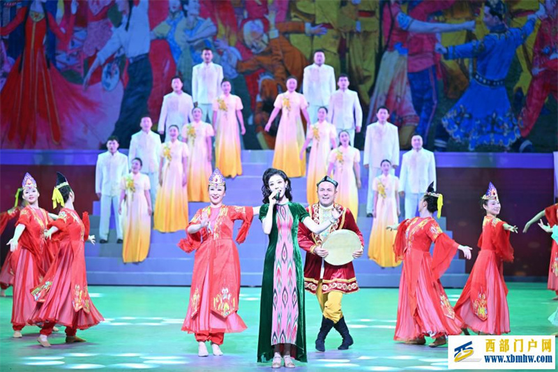 庆祝新疆生产建设兵团成立70周年文艺晚会在乌鲁木齐举行(图2) 庆祝新疆生产建设兵团成立70周年文艺晚会在乌鲁木齐举行(图2)