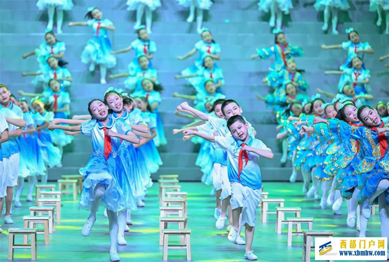庆祝新疆生产建设兵团成立70周年文艺晚会在乌鲁木齐举行(图3) 庆祝新疆生产建设兵团成立70周年文艺晚会在乌鲁木齐举行(图3)