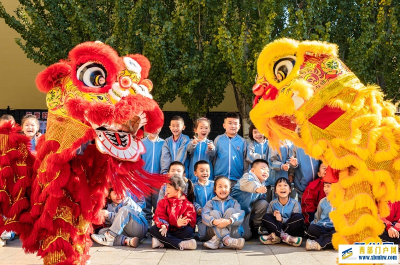 呼和浩特:舞狮进校园 文化共传承(图1) 呼和浩特:舞狮进校园 文化共传承(图1)