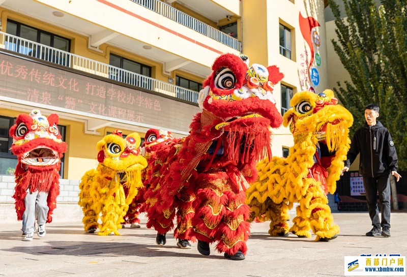 呼和浩特:舞狮进校园 文化共传承(图4) 呼和浩特:舞狮进校园 文化共传承(图4)