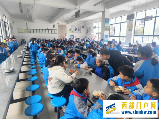 “家校共育,共享食光” 印江县刀坝小学开展家长陪餐活动(图1) 3.png