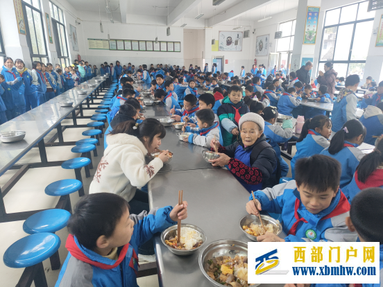 “家校共育,共享食光” 印江县刀坝小学开展家长陪餐活动(图2) 4.png