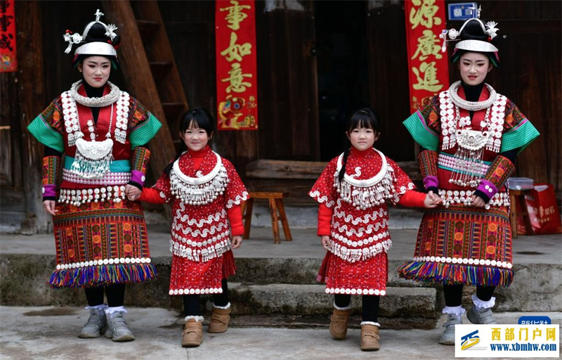 两对苗族双胞胎姐妹共赴“甘囊香”(图1) 两对苗族双胞胎姐妹共赴“甘囊香”(图1)
