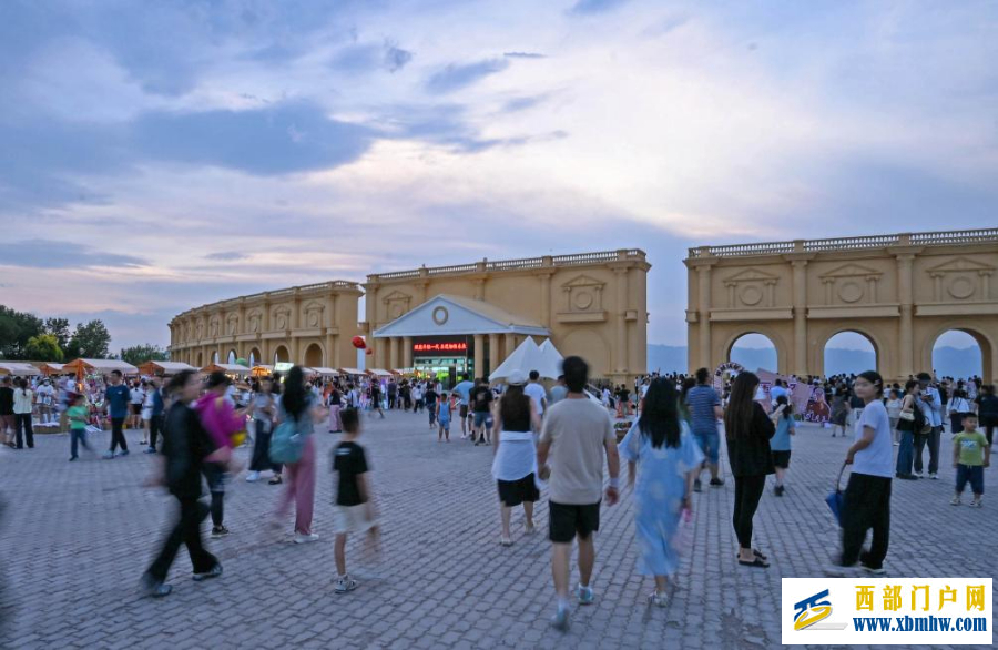 宁夏银川：览山公园迎暑期客流高峰(图2)