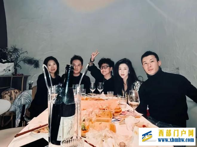 朱珠的冬至家宴照杀疯了，喝到脸红！小女儿穿着练功服满屋子打闹