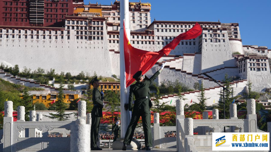 西藏庆祝中华人民共和国成立77周年 “升国旗、唱国歌”仪式在拉萨举行(图4)