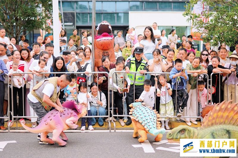 国庆首日，四川自贡全城都在追“恐龙”(图5)