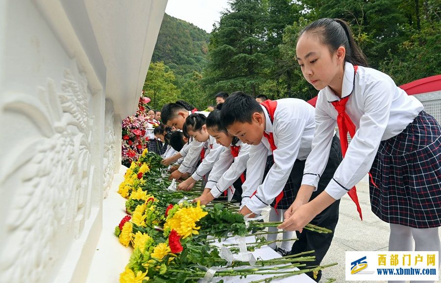 贵州省隆重举行烈士纪念日向英雄烈士敬献花篮仪式 徐麟李炳军赵永清马汉成等出席(图4) 44.jpg